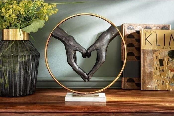 Deco Object Elements Heart Hand 60843 Dit decoratieve object laat zien wat belangrijk is in het leven: het hart. Kare Design
