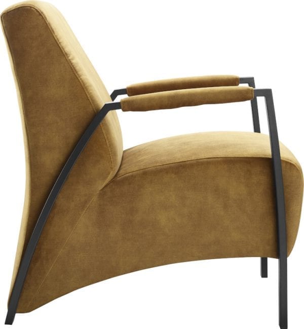 Grandola fauteuil afgebeeld in de fluweelachtige stof Adore 132 gold, frame mat zwart metaal. Verkrijgbaar in diverse kleuren stof, leder of microleder. Onderstel tevens leverbaar in chroom en geborsteld chroom.
