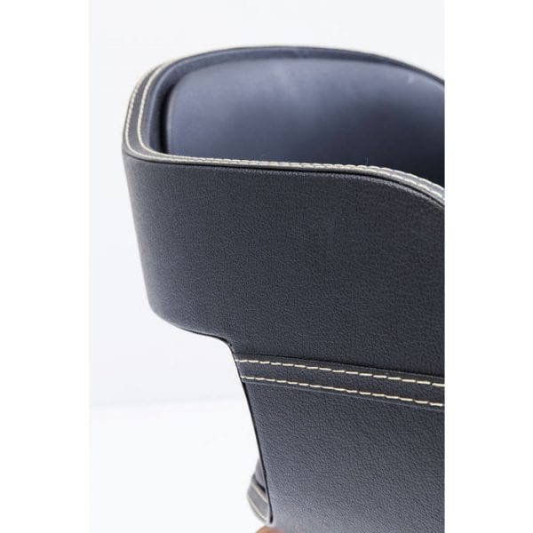 Kare Design Armstoel Costa Walnut 78581 Stoel: aristocratische elegantie in zwart en walnoot. In de Costa Walnut-stoel vormen zwart en een sterke bruine kleur een charmant contrast. De comfortabele zwarte stoel met zijn zwarte armleuningen en rugleuning wordt ondersteund door vier pootjes van walnoot. Curvy contouren karakteriseren het elegante ontwerp van deze stoel, waarin het formele idioom een â€‹â€‹discrete toon heeft. Zoveel elegantie met een kalm understatement is goed geschikt voor vergaderruimtes met een klassiek mooie ambiance, maar ook voor woonkamers die een gecultiveerd comfort uitstralen. - Lowik Meubelen