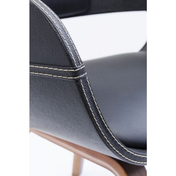 Kare Design Armstoel Costa Walnut 78581 Stoel: aristocratische elegantie in zwart en walnoot. In de Costa Walnut-stoel vormen zwart en een sterke bruine kleur een charmant contrast. De comfortabele zwarte stoel met zijn zwarte armleuningen en rugleuning wordt ondersteund door vier pootjes van walnoot. Curvy contouren karakteriseren het elegante ontwerp van deze stoel, waarin het formele idioom een â€‹â€‹discrete toon heeft. Zoveel elegantie met een kalm understatement is goed geschikt voor vergaderruimtes met een klassiek mooie ambiance, maar ook voor woonkamers die een gecultiveerd comfort uitstralen. - Lowik Meubelen