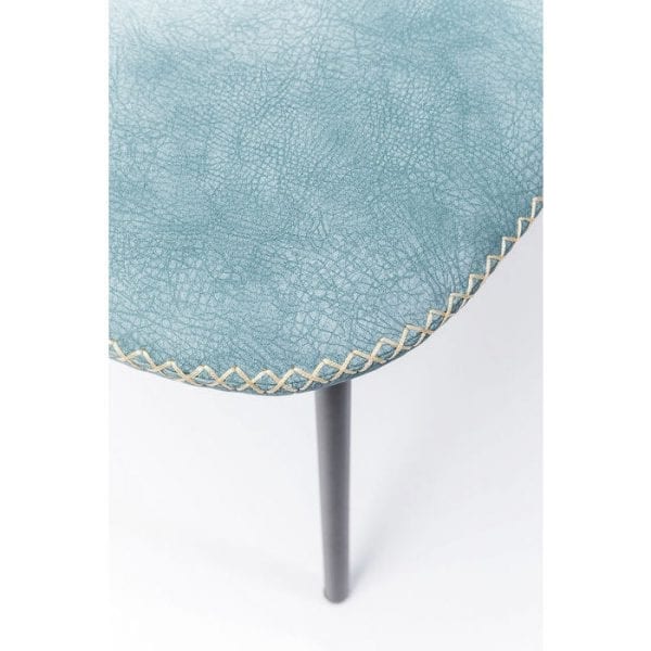 Kare Design Eetstoelkapper Lichtblauw 82753 Een comfortabele gestoffeerde stoel met een retro-look. Decoratieve gravure op de rugleuning en de zitting. Discreet gestructureerde omslag in de lederen look met een licht geruwd gevoel. Andere versies beschikbaar. - Lowik Meubelen