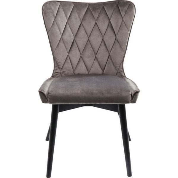 Kare Design Eetstoel Black Marshall Velvet Grey 83993 Een prachtig gevormde stoel in velours-look die vintage elegantie in elk huis brengt. Of het nu als eetkamerstoel of als decoratief stuk is: zijn glamourfactor is mega-hoog, zelfs als de grijze jurk er nogal gereserveerd uitziet! - Lowik Meubelen