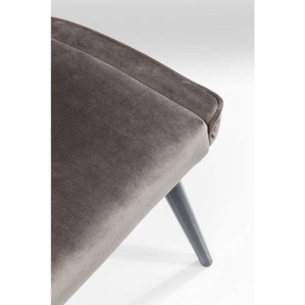 Kare Design Eetstoel Black Marshall Velvet Grey 83993 Een prachtig gevormde stoel in velours-look die vintage elegantie in elk huis brengt. Of het nu als eetkamerstoel of als decoratief stuk is: zijn glamourfactor is mega-hoog, zelfs als de grijze jurk er nogal gereserveerd uitziet! - Lowik Meubelen