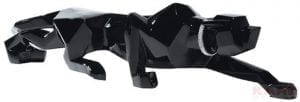 Deco Object Black Cat 185 32262 Een abstract roofdier in prachtig zwart - Dit object vangt de elegante verschijning van de echte zwarte panter in zijn eigen individuele esthetiek. Zijn katachtige beweging is door de ontwerpers bevroren in een moment van magie. De getemde wildheid van het roofdier wordt benadrukt door de vurige schittering van zijn strass-kraag. In de decoratieve figuur Black Cat ligt de nadruk op de esthetische impact ervan, waarbij het natuurlijke model is geabstraheerd tot een kubistisch beeld. Het glanzende zwarte oppervlak en de katachtige gratie van de bevroren beweging betekenen dat de panter wordt herkend voor wat hij is in een oogopslag. Kare Design