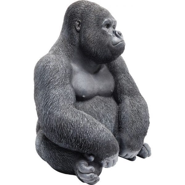 Deco Object Monkey Gorilla Side Medium 60465 Een primaat in medium. De vreedzame gorilla lijkt verbazingwekkend echt en is verbazingwekkend vergelijkbaar met zijn rolmodel. Het mist niets in de omgeving met zijn toeziend oog. Dit ongewone decoratieve artikel maakt indruk met zijn individualiteit. Kare Design