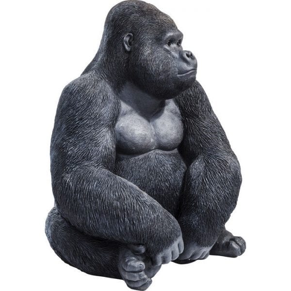 Deco beeldje Monkey Gorilla Side XL 39378 Een primaat in XL. De vredige gorilla lijkt verbazingwekkend echt en staat verbluffend gelijk aan zijn rolmodel. Het mist niets in de omgeving met zijn toeziend oog. Dit ongewone decoratieve artikel maakt indruk met zijn individualiteit. Kare Design