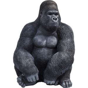 Deco beeldje Monkey Gorilla Side XL 39378 Een primaat in XL. De vredige gorilla lijkt verbazingwekkend echt en staat verbluffend gelijk aan zijn rolmodel. Het mist niets in de omgeving met zijn toeziend oog. Dit ongewone decoratieve artikel maakt indruk met zijn individualiteit. Kare Design