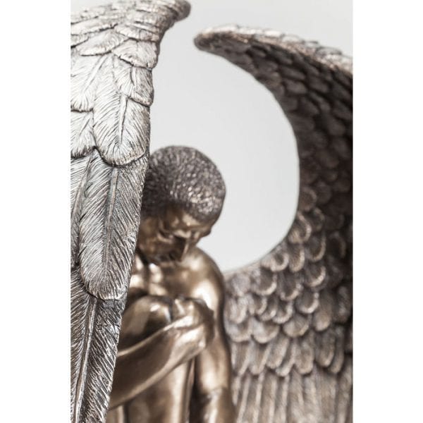 Deco Object Nude Sad Angel Big 38232 Deco-figuur: hemels. Het engelenbeeld lijkt sierlijk en zeer elegant in brons. De vleugels van de engel vormen bijna een cirkel rond de naakte mannelijke figuur. Decoratie als een statement. Kare Design