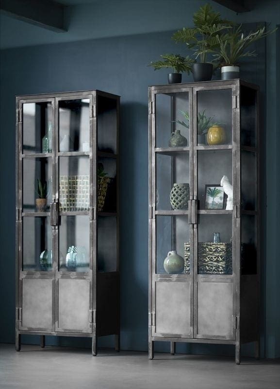 Vitrinekast Carpino uit de woonprogramma Pronto Wonen Lowik Meubelen Uitgevoerd in metaal met glas, afgewerkt met Patina verf (antique finish), met 2 deuren.