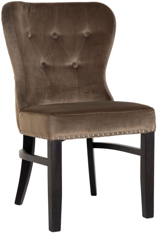 Customize deze stoel naar wens, kies een stofsoort en kleur die bij jouw stijl past. De houten poten zijn ook in verschillende kleuren verkrijgbaar.  Bekijk de opties LINK - Löwik Wonen & Slapen Vriezenveen