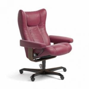Stressless Wing relaxfauteuil - leder Paloma beet red - maatvoering M - Bureaustoel met wieltjes - Lowik Wonen & Slapen fauteuil collectie