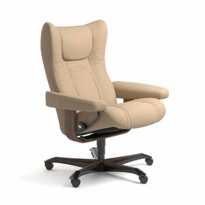 Stressless Wing relaxfauteuil - leder Paloma beige - maatvoering M - Bureaustoel met wieltjes - Lowik Wonen & Slapen fauteuil collectie