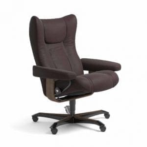 Stressless Wing relaxfauteuil - leder Paloma chocolate - maatvoering M - Bureaustoel met wieltjes - Lowik Wonen & Slapen fauteuil collectie