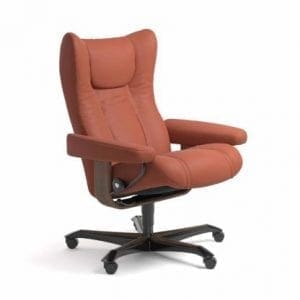 Stressless Wing relaxfauteuil - leder Paloma henna - maatvoering M - Bureaustoel met wieltjes - Lowik Wonen & Slapen fauteuil collectie