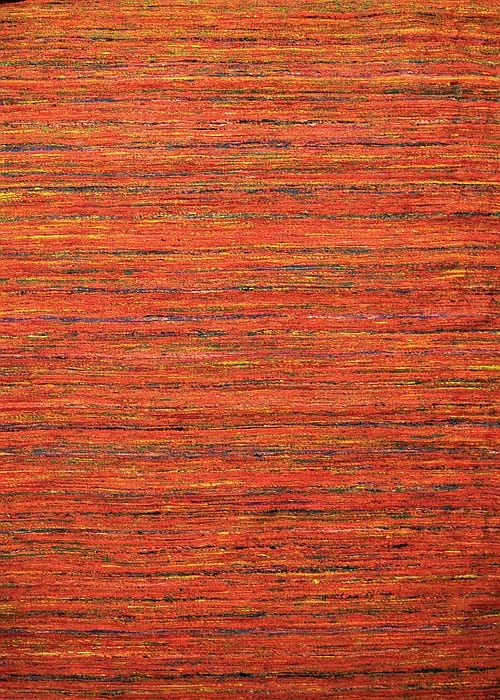 Vloerkleed Milan J-98563 - Semi handgeweven tapijt. Het gebruikte materiaal gerecyclede SARI Silk geeft het tapijt een bijzondere uitstraling. De verstevigende katoenen backing verlengt de levensduur van het tapijt.