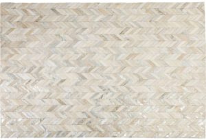 Karpet Spike Elegance 170x240cm 30004 Ruw tapijt. Een prachtig huiddeken kleed betovert in een discrete tint crème met zilveren accenten. De individuele koeienhuidrechthoeken worden gecombineerd om een ​​visgraatpatroon te vormen. Elk stuk is uniek. Kare Design