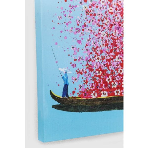 Schilderij Touched Flower Boat Blue Pink 100x80cm 39250 Een echte bloemenzee. GeÃ¯nspireerd door de cultuur van Aziatische mode, brengt deze foto veel kleur en levensvreugde in huis. De zee van bloemen overweldigt de toeschouwer met atmosferische contrasten en ontelbare details. Boven de boot ontvouwt zich een hele zwerm bloemen en je kunt de fijne geur ervan bijna waarnemen. Als een symbool voor het intense en vreugdevolle gevoel van verliefdheid, genereert het motief energie, de moed om emoties te uiten en de indruk dat alles eenvoudig mogelijk is. Inspiratie kan zo mooi zijn. Deze foto is beschikbaar in andere maten. Kare Design