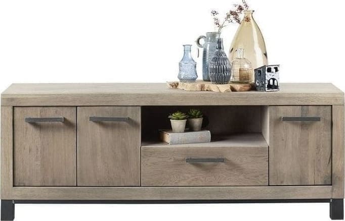 TV-Dressoir Hevano moose uit de woonprogramma Pronto Wonen Lowik Meubelen Uitgevoerd in grotendeels massief robuust eikenhout geborsteld in de kleur 38.5 moose, met 3 deuren, 1 lade en 1 klep.