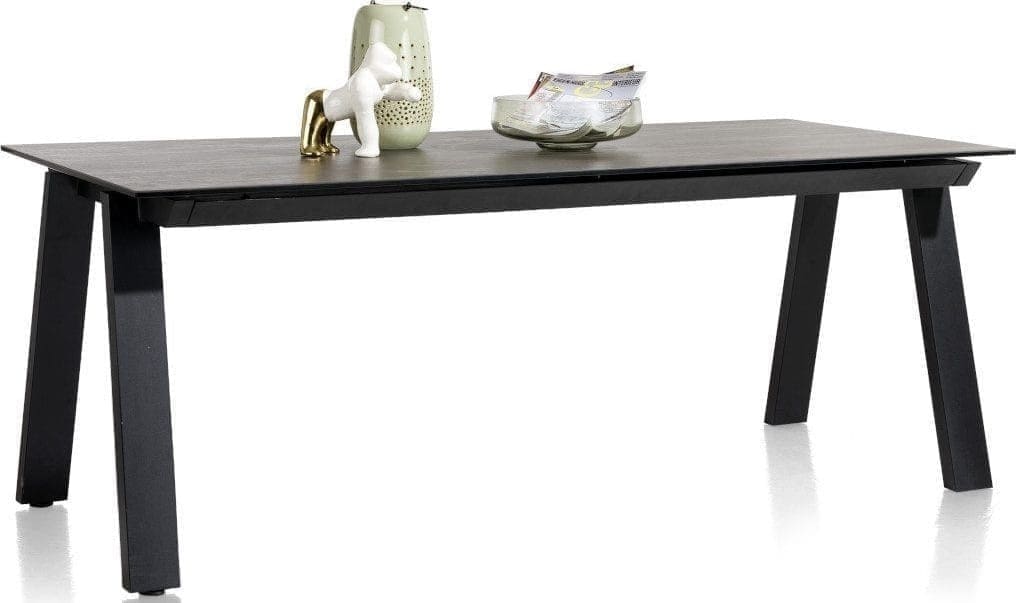 Stanford eetkamertafel 100 x 200 cm (+80cm), uit de collectie van Henders & Hazel. Uitgevoerd in met een tafelblad van keramiek op glas in de stijlvolle kleur Blaze dark, met antraciet metalen onderstel.