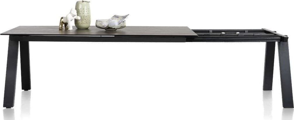 Stanford eetkamertafel 100 x 200 cm (+80cm), uit de collectie van Henders & Hazel. Uitgevoerd in met een tafelblad van keramiek op glas in de stijlvolle kleur Blaze dark, met antraciet metalen onderstel.