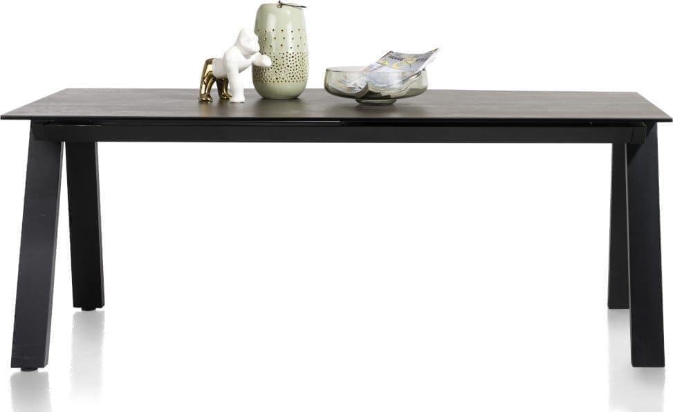 Stanford eetkamertafel 100 x 200 cm (+80cm), uit de collectie van Henders & Hazel. Uitgevoerd in met een tafelblad van keramiek op glas in de stijlvolle kleur Blaze dark, met antraciet metalen onderstel.