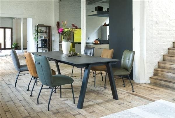 Stanford eetkamertafel 100 x 200 cm (+80cm), uit de collectie van Henders & Hazel. Uitgevoerd in met een tafelblad van keramiek op glas in de stijlvolle kleur Blaze dark, met antraciet metalen onderstel.