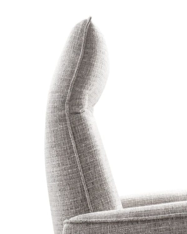 Relaxfauteuil Seduto elektrisch verstelbaar sta-op stoel uit de relaxfauteuils Pronto Wonen Lowik Meubelen Uitgevoerd in stof chrono 84-clay met Y-vorm in de rug (rug B), arm 3, hoge rug, zithoogte +3cm, elektrisch verstelbaar (2M) inclusief sta op hulp, elektrisch verstelbare hoofdsteun, bedieningspaneel met USB, pocketveren i.c.m. visco-schuim in de zitting (supreme) en zwarte metalen 5-teensvoet, type KMF3.