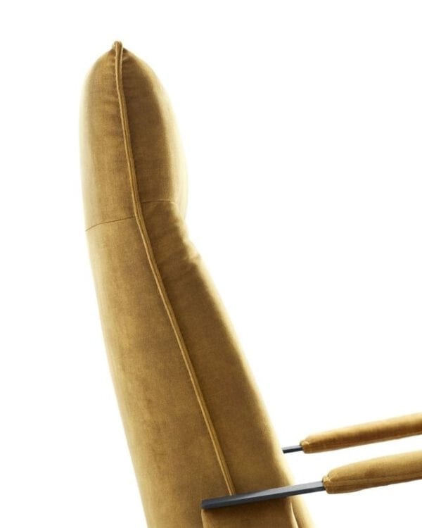 Relaxfauteuil Seduto koudschuim zitting gold uit de relaxfauteuils Pronto Wonen Lowik Meubelen Uitgevoerd in stof adore 132-gold met Y-vorm in de rug (rug B), arm 2, hoge rug, zitdiepte +3cm, HR-schuim in de zitting (medium) en zwarte metalen schijfvoet, type TMF1.