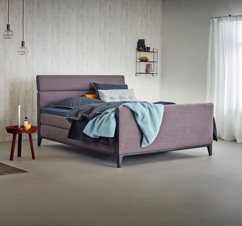 Boxspring Criade van Auping, afgebeeld met hoofdbord Bend, stel uw bed naar wens samen!