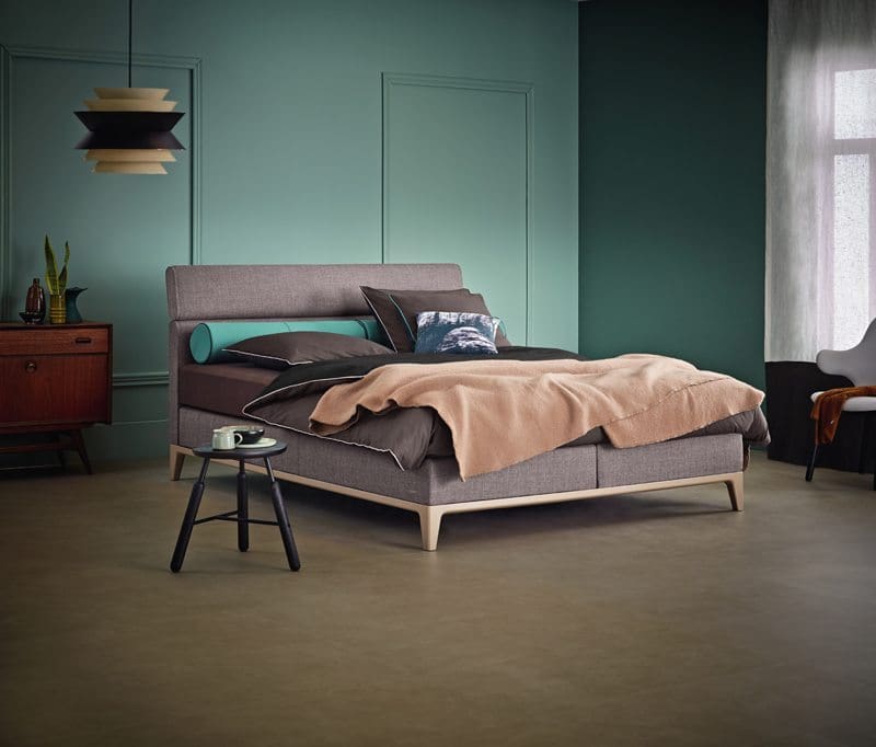 Boxspring Criade van Auping, afgebeeld met hoofdbord Bend, stel uw bed naar wens samen!