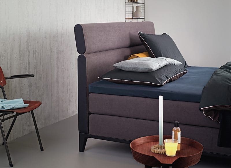 Boxspring Criade van Auping, afgebeeld met hoofdbord Bend, stel uw bed naar wens samen!