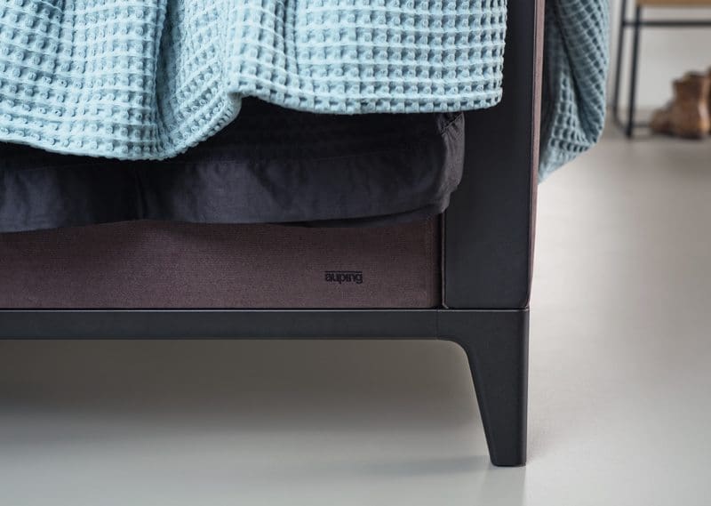 Boxspring Criade van Auping, afgebeeld met hoofdbord Bend, stel uw bed naar wens samen!