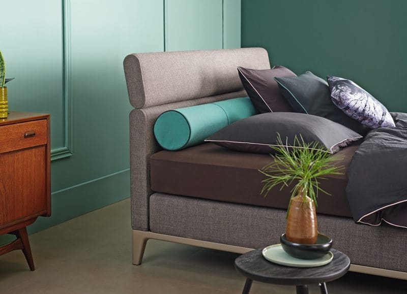 Boxspring Criade van Auping, afgebeeld met hoofdbord Bend, stel uw bed naar wens samen!