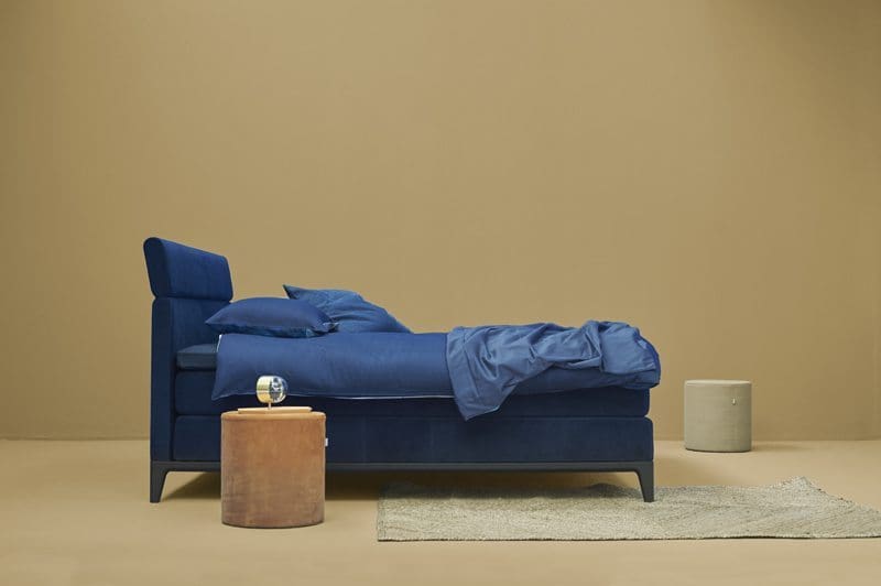 Boxspring Criade van Auping, afgebeeld met hoofdbord Bend, stel uw bed naar wens samen!