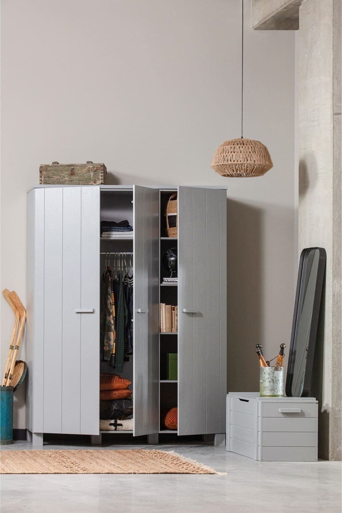 WOOOD Dennis 3-deurs Kast Grenen Betongrijs Geborsteld Concrete grey Kast