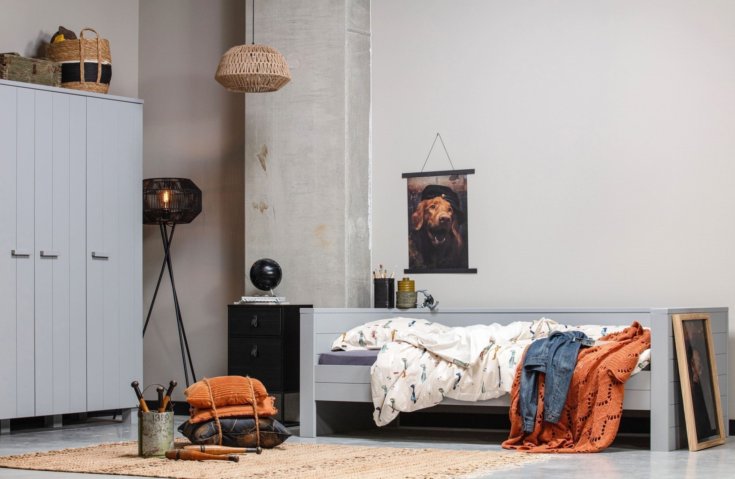 WOOOD Dennis 3-deurs Kast Grenen Betongrijs Geborsteld Concrete grey Kast