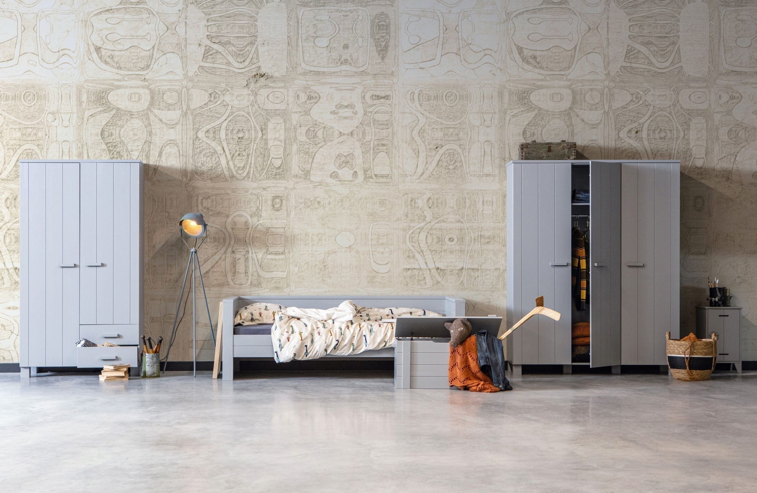 WOOOD Dennis 3-deurs Kast Grenen Betongrijs Geborsteld Concrete grey Kast