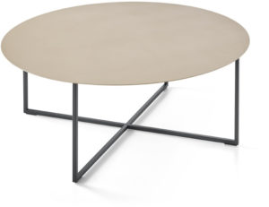 Milos salontafel, exclusief design uit de collectie van Baenks. Vervaardigd uit metaal rond Ø99 Glow 1035 zand h37,5xØ99, metalen poten RAL 9005 zwart.