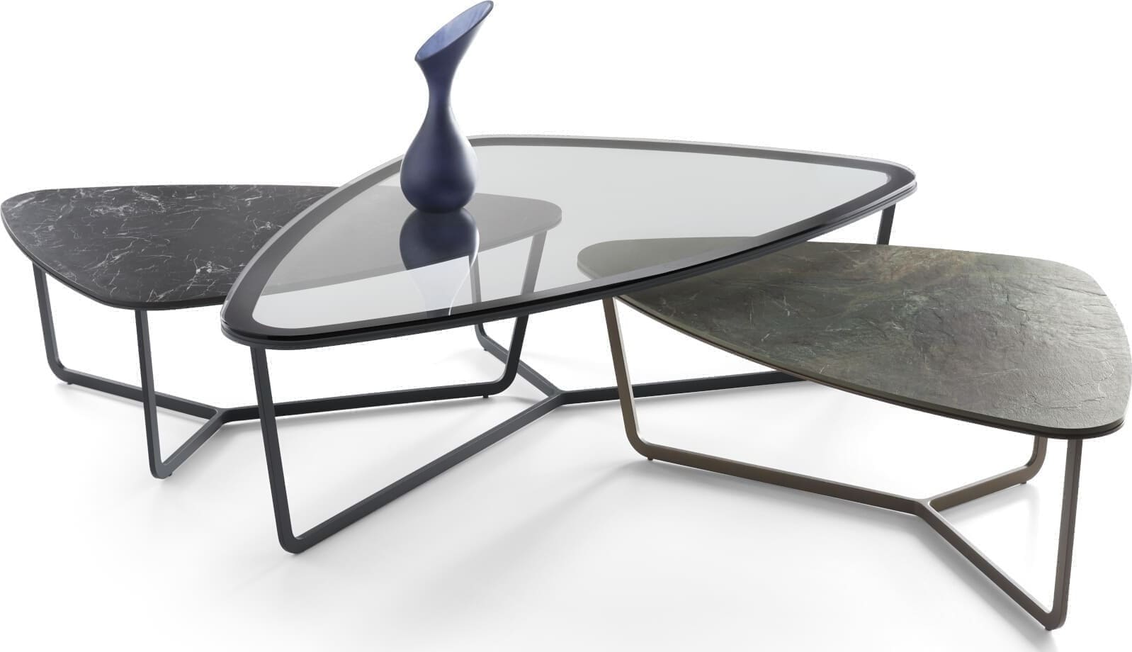 Salontafel Dutchz 703 van House of Dutchz, 131x83 met een 8 mm dik grijs rookglas blad en zwart metalen onderstel in de kleur ral 9004