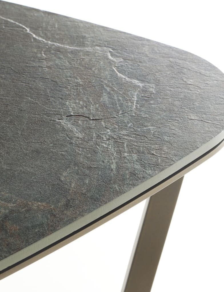 Salontafel Dutch 703 afmeting 98x62 met een keramieken blad in de kleur Amazonico groen en zwart metalen onderstel in de kleur ral 9004. Leverbaar in de keramiek kleuren: Basalt black, basalt grey, beton, iron coten, iron grey, iron miss, pulpis, amazonico, frappucino, Saint Laurant, calacatta, calacatta gold. Tevens leverbaar met rookglas blad.