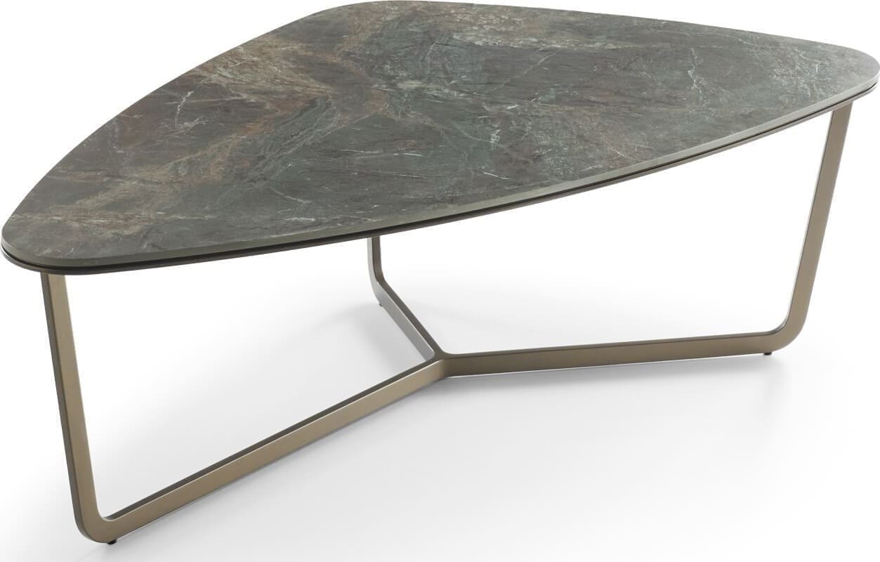 Salontafel Dutch 703 afmeting 98x62 met een keramieken blad in de kleur Amazonico groen en zwart metalen onderstel in de kleur ral 9004. Leverbaar in de keramiek kleuren: Basalt black, basalt grey, beton, iron coten, iron grey, iron miss, pulpis, amazonico, frappucino, Saint Laurant, calacatta, calacatta gold. Tevens leverbaar met rookglas blad.