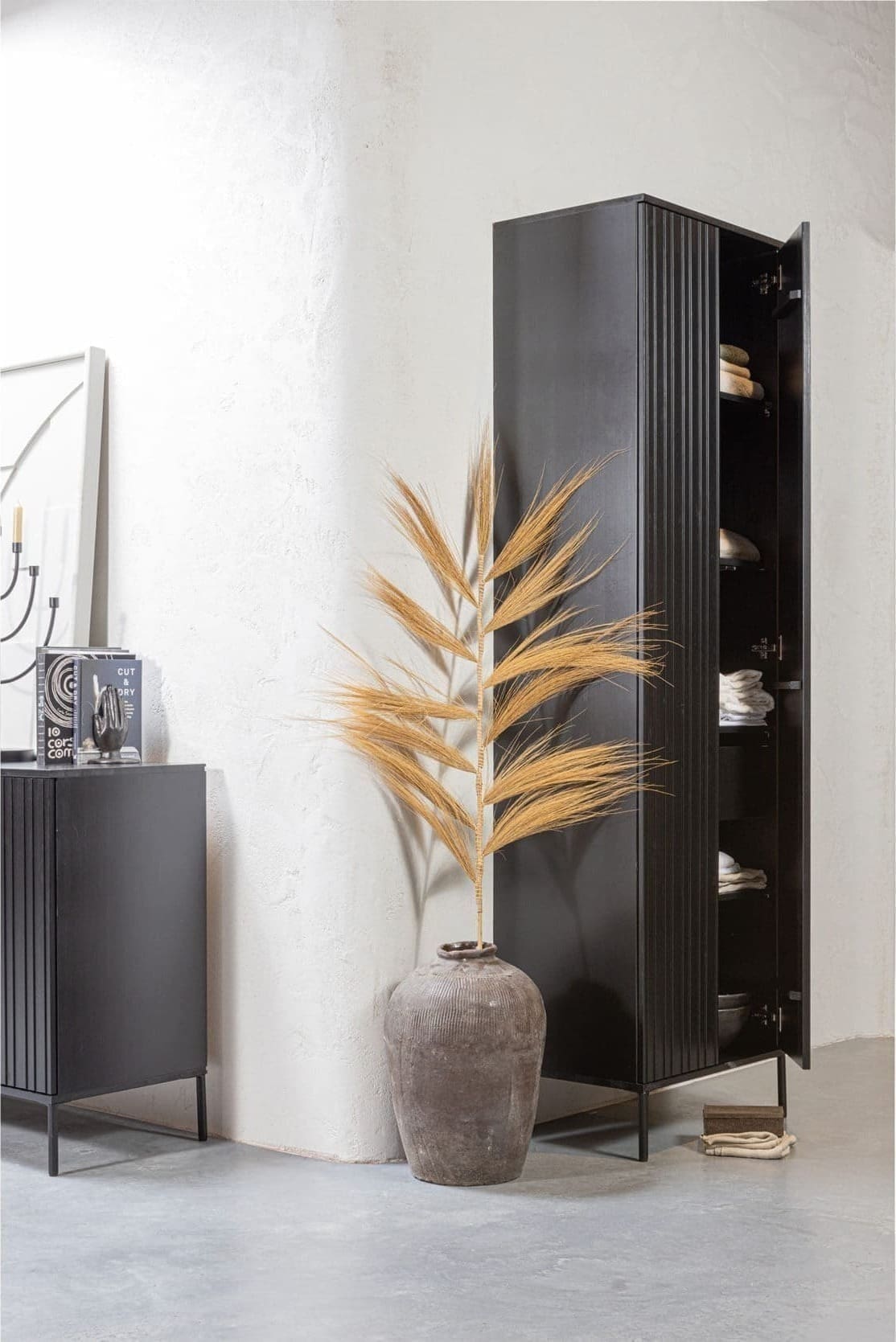 WOOOD Exclusive New Gravure Hoge Kast Met Lade Grenen Zwart Zwart Kast
