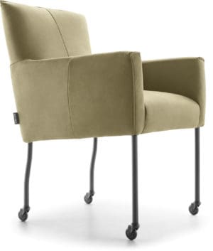 Armstoel Via Maggio van Baenks, afgebeeld in leder Kenia (cat, K) olive met zwarte metalen poten met zwarte skatewielen.