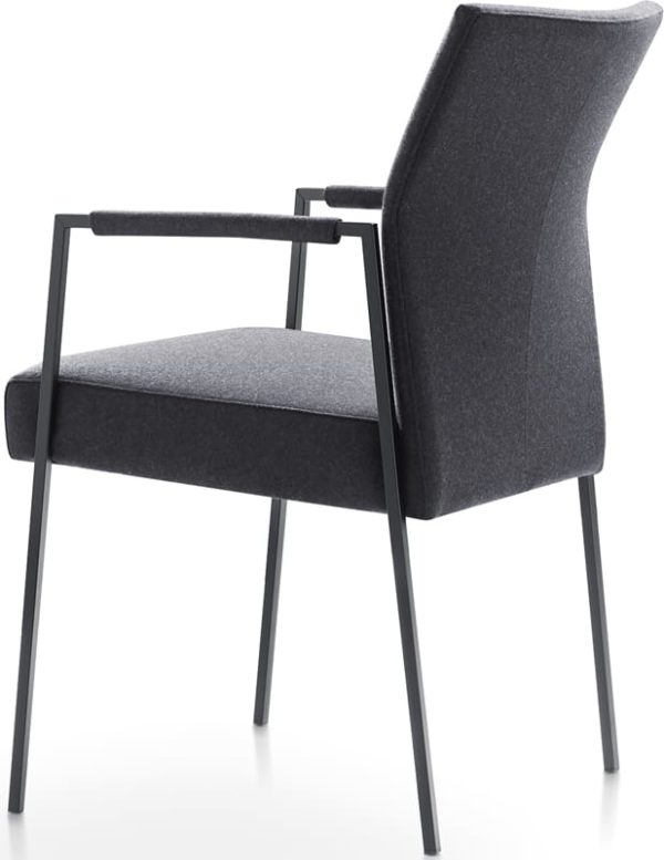 Ellis armstoel, rank en modern design uit de Baenks stoelen collectie - stof Facet