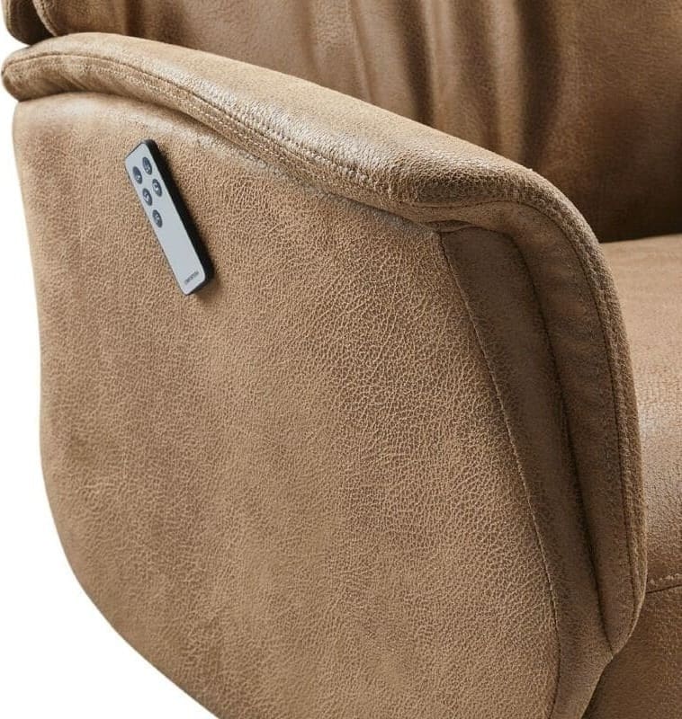 Relaxfauteuil Artizo elektrisch verstelbare rug/voetensteun (small) uit de collectie van Pronto Wonen. Trendy en eigentijdse fauteuils voor iedere woonstijl! Small uitvoering, uitgevoerd met rug A en arm 1 in microleder dakota 127-brandy met verstelbare rugleuning en voetensteun d.m.v. 2 motoren, verstelbare hoofdsteun en zwart metalen 5-teensvoet (voet D, model SBS). Afmeting: (hxbxd) zoals getoond 110x077x084 cm | Zithoogte 46 cm, zitdiepte 53 cm. Maximale belastbaarheid 120 kilo.
