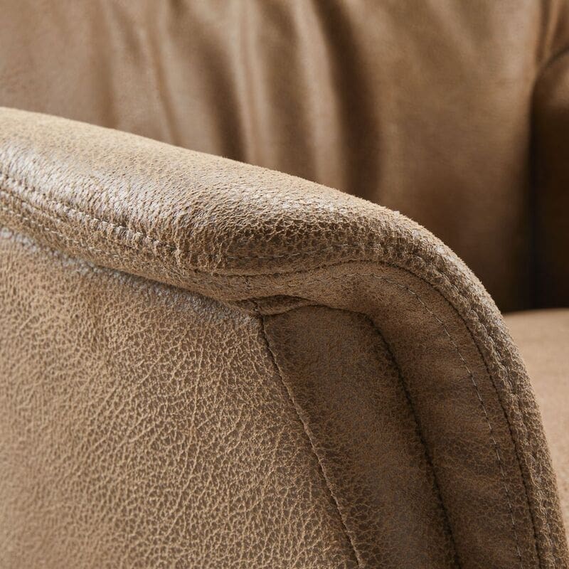 Relaxfauteuil Artizo elektrisch verstelbare rug/voetensteun (small) uit de collectie van Pronto Wonen. Trendy en eigentijdse fauteuils voor iedere woonstijl! Small uitvoering, uitgevoerd met rug A en arm 1 in microleder dakota 127-brandy met verstelbare rugleuning en voetensteun d.m.v. 2 motoren, verstelbare hoofdsteun en zwart metalen 5-teensvoet (voet D, model SBS). Afmeting: (hxbxd) zoals getoond 110x077x084 cm | Zithoogte 46 cm, zitdiepte 53 cm. Maximale belastbaarheid 120 kilo.