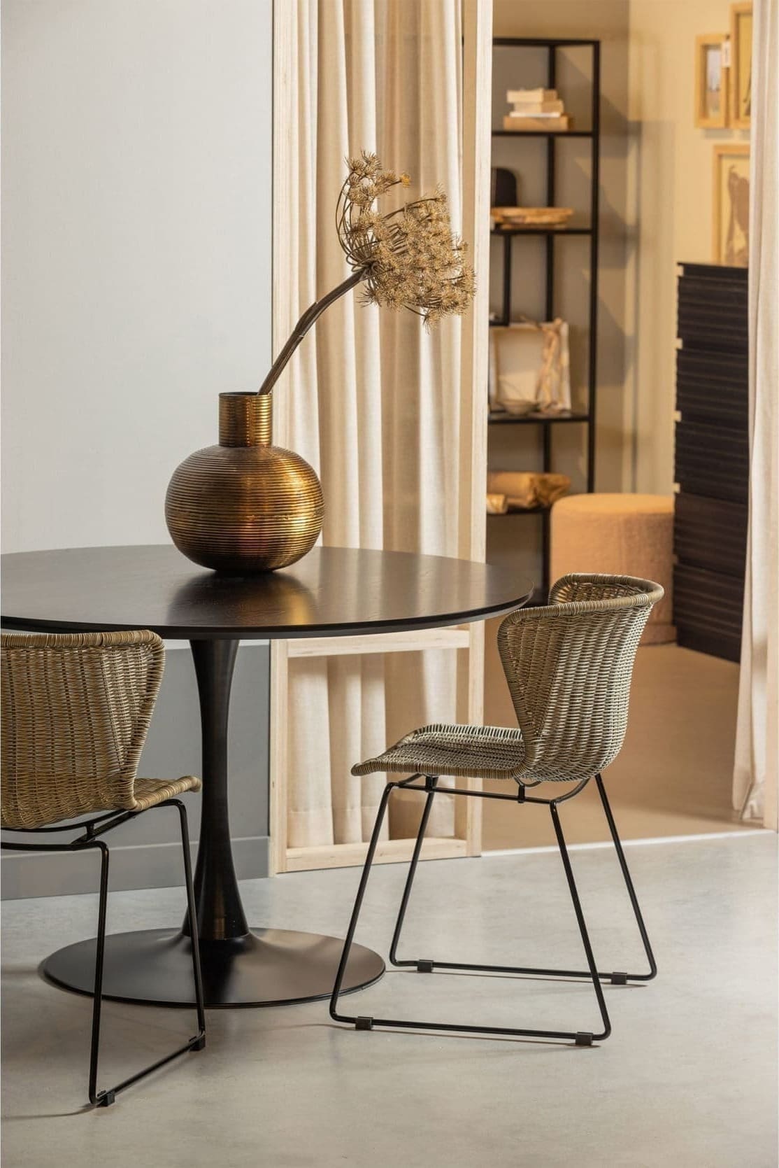 WOOOD Exclusive Sammy Eettafel Trompetvoet Rond Mdf Zwart Ø120cm Zwart Eetkamertafel