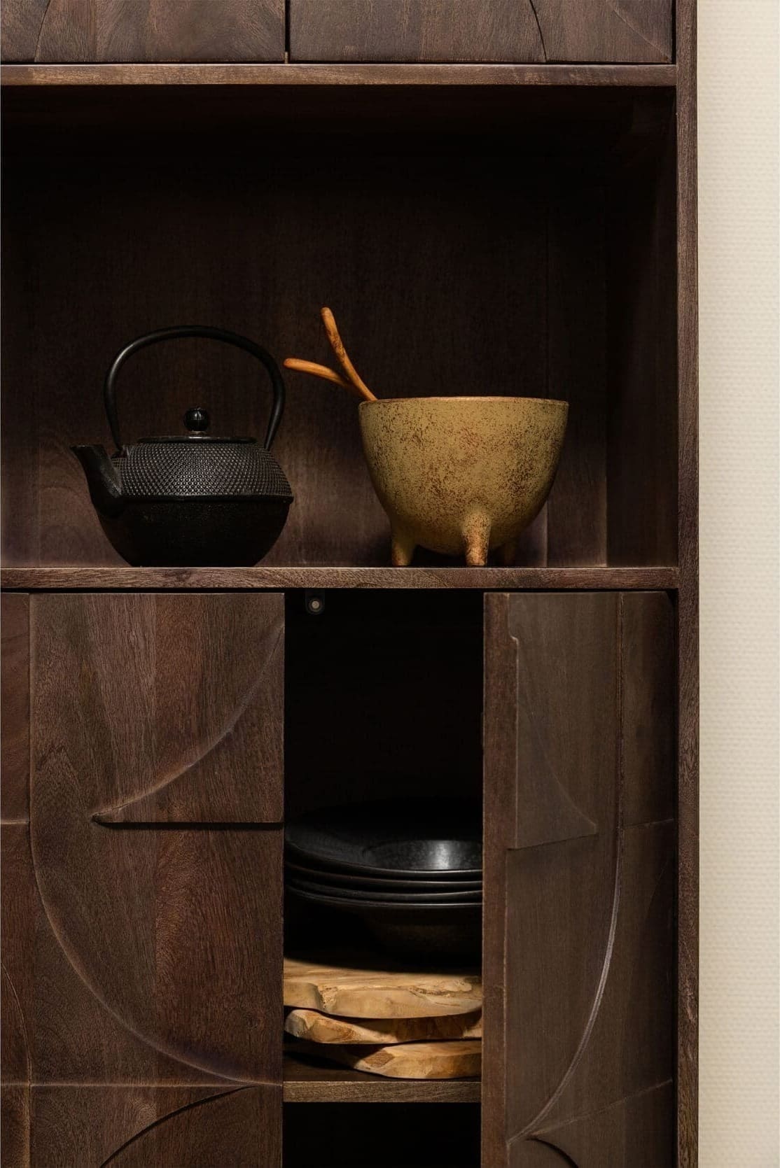 BePureHome Draw 4-deurs Opbergkast Met Open Vak Mango Hout Walnoot Bruin
