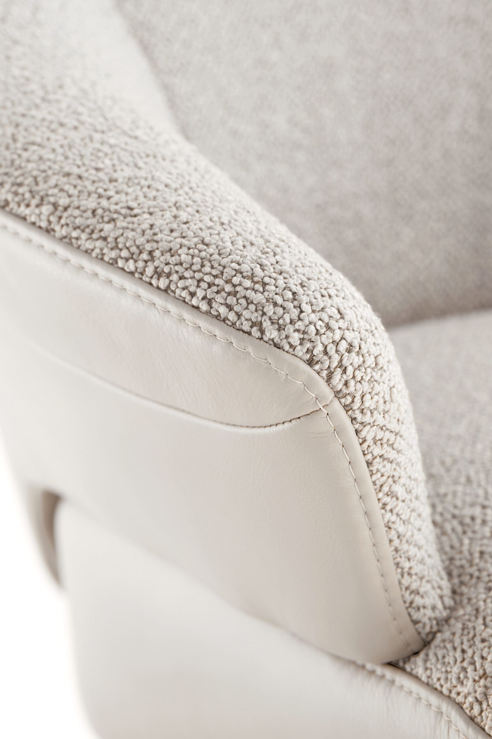 Borgognona , exclusief design uit de collectie van Baenks. Uitgevoerd in maatvoering MEDIUM uitvoering ARC: buitenzijde in leder Polo 1027 , binnenzijde stof Cosmo 01-nature, poot X60 zwart metaal met viltdop. Afmetingen: H107 x B078 x D084 cm. Verkrijgbaar in vele maatvoeringen en keuze uit vele stoffen en ledersoorten.