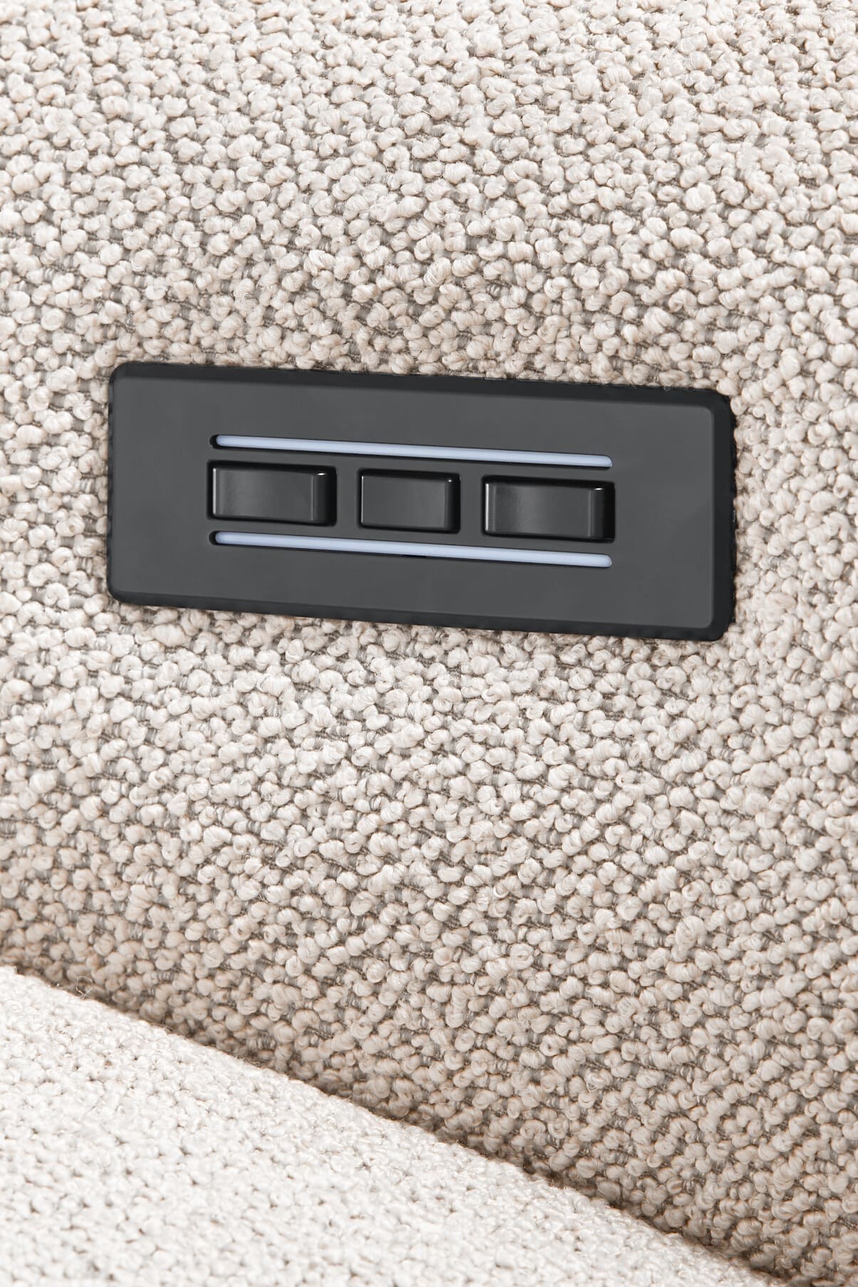 Borgognona , exclusief design uit de collectie van Baenks. Uitgevoerd in maatvoering MEDIUM uitvoering ARC: buitenzijde in leder Polo 1027 , binnenzijde stof Cosmo 01-nature, poot X60 zwart metaal met viltdop. Afmetingen: H107 x B078 x D084 cm. Verkrijgbaar in vele maatvoeringen en keuze uit vele stoffen en ledersoorten.